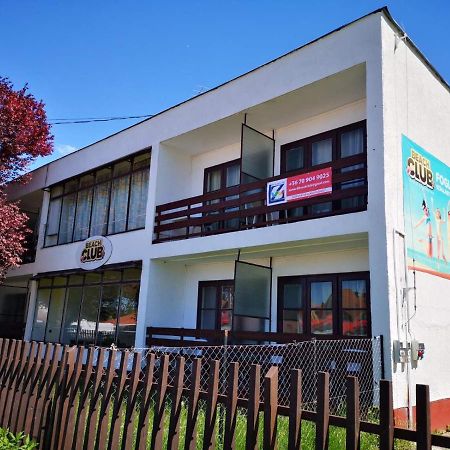Zamárdi Beach Club Panzio Es Campingアパートホテル エクステリア 写真